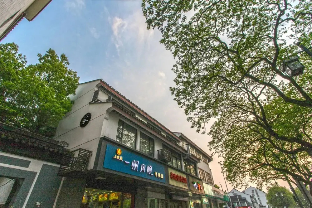 Buerju Light Luxury Hostel