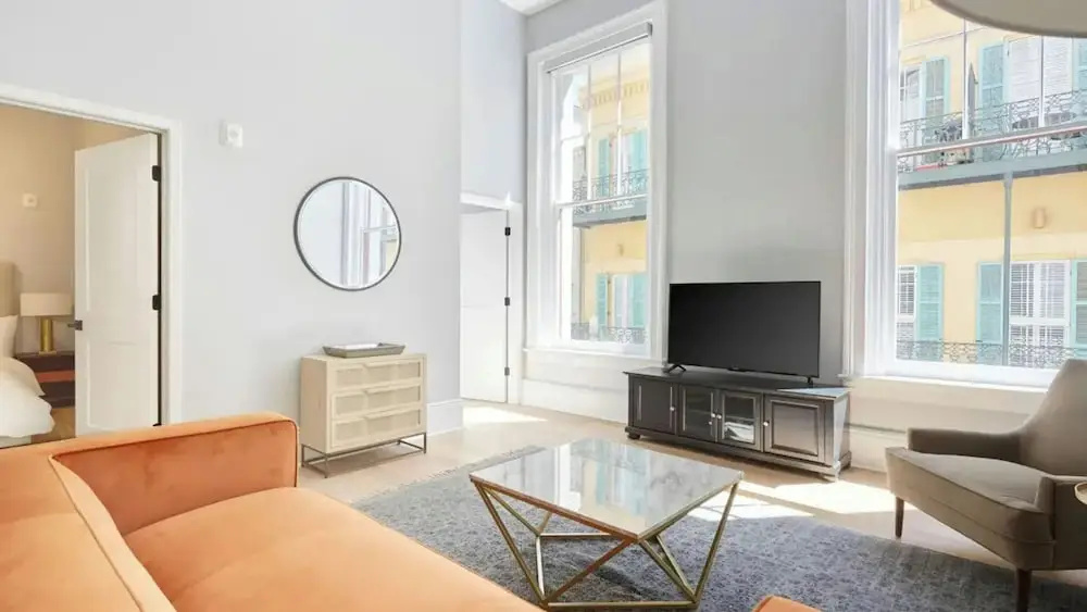 2 Units, Steps to the French Quarter & Bourbon St The Harlequin by Avantstay