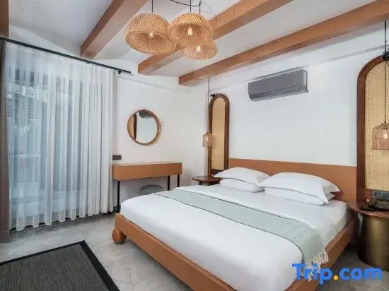 Deluxe Double room with partial sea view (full double bed)