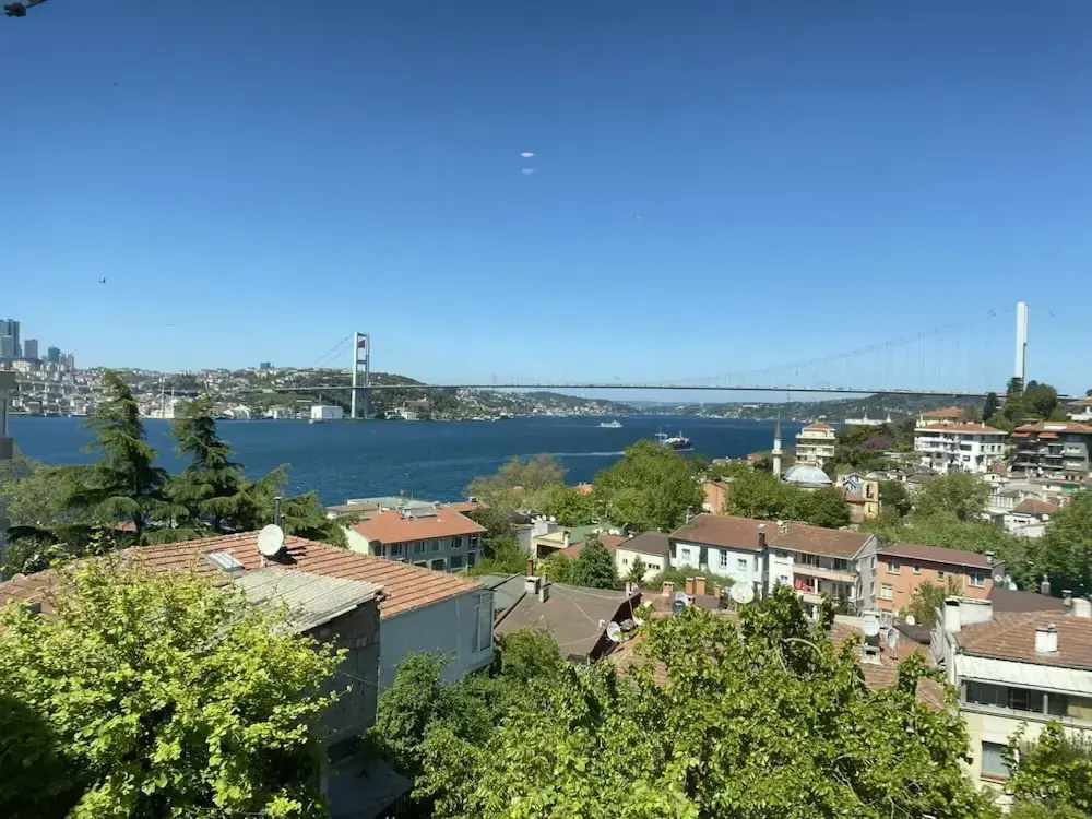 Flat With Bosphorus View and Backyard in Uskudar