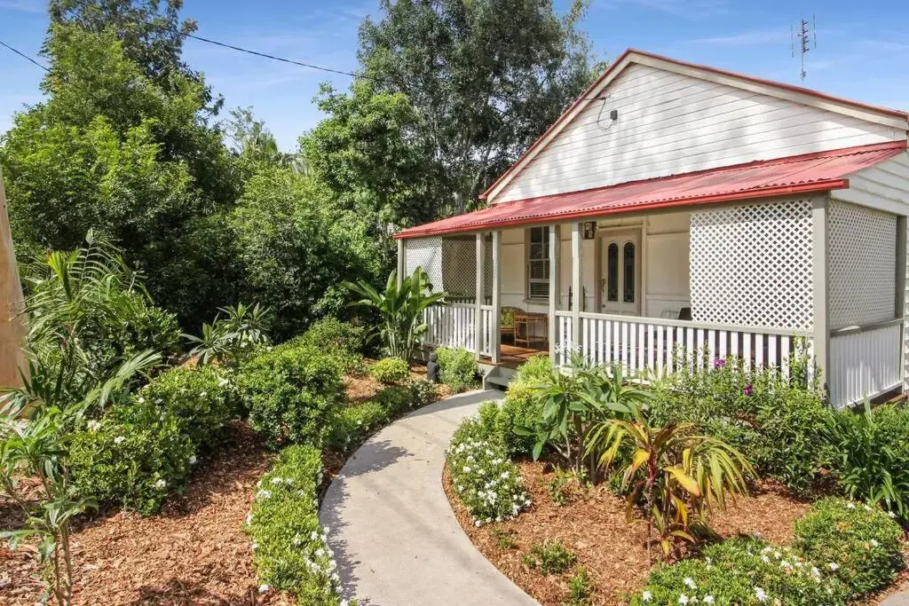 1910 Retro Styled, Pet Friendly, Traditional Queenslander Home - фото 3