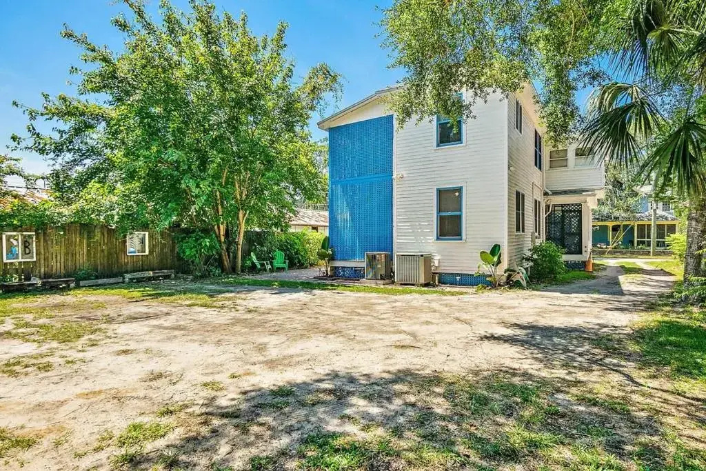 Charming Downtown Carriage Apartment