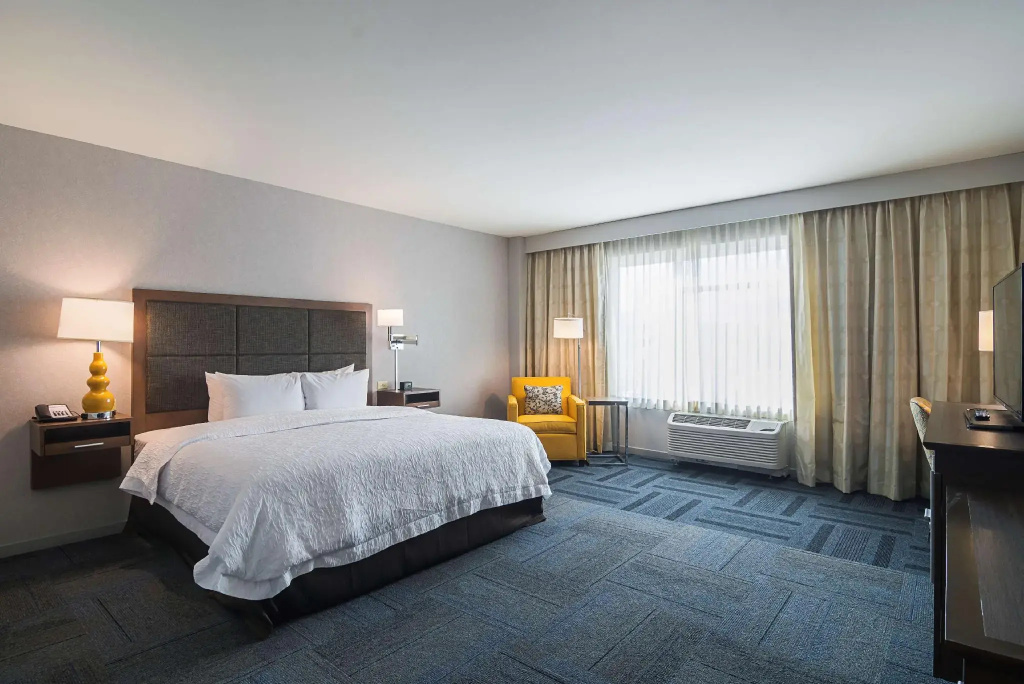 Hampton Inn Chicago North Loyola Station - Tap to explore photos