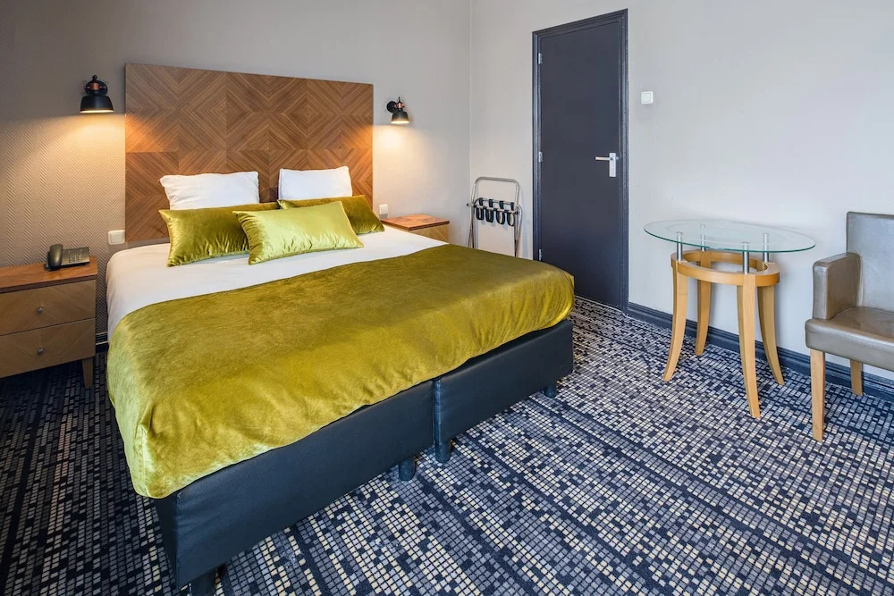 Double room (full double bed)