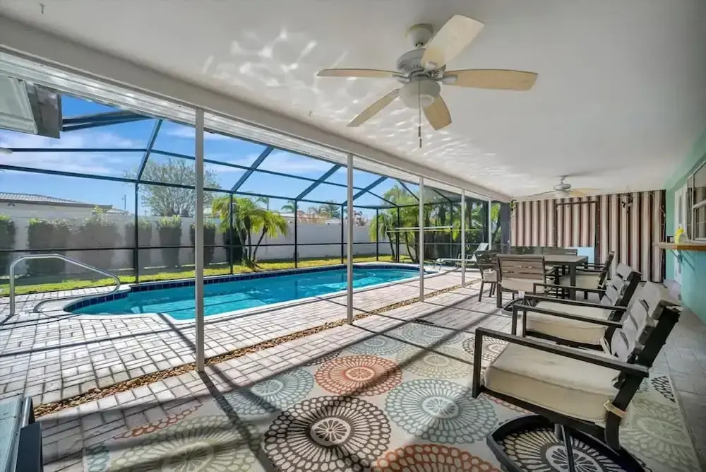 The Crown House 4b Pool Home 6 Mins to IR Beach