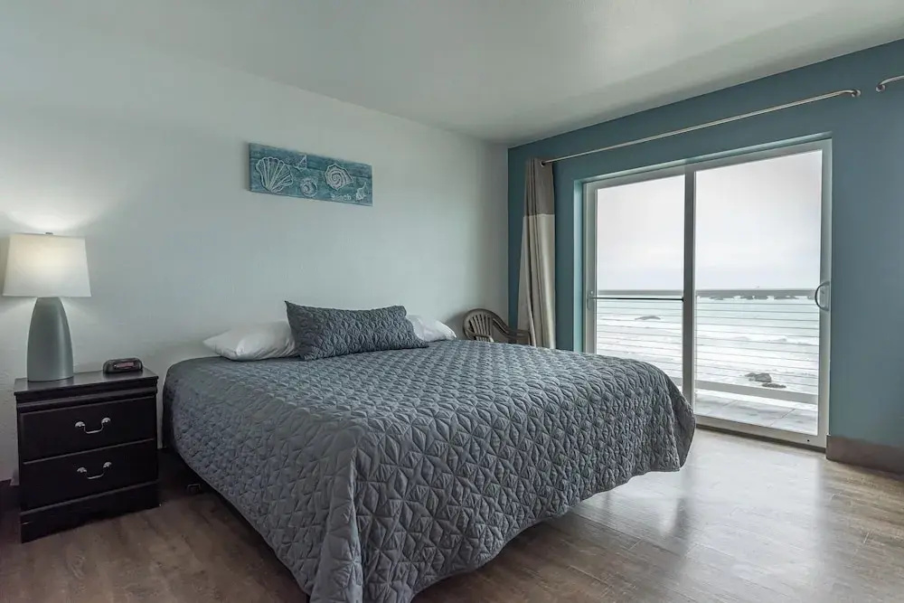 Standard Double room with balcony and oceanfront (full double bed)