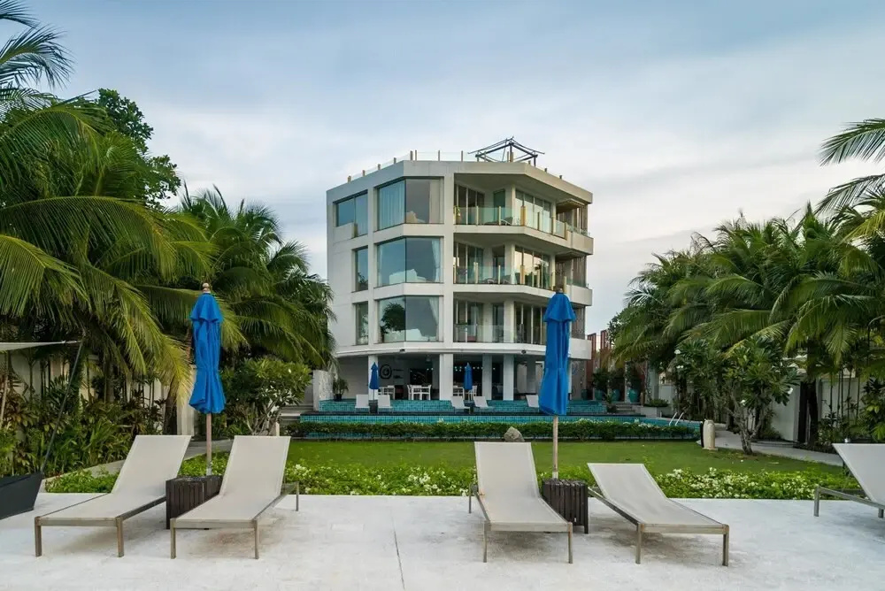 Beachfront Apartment - Walk in the Sand