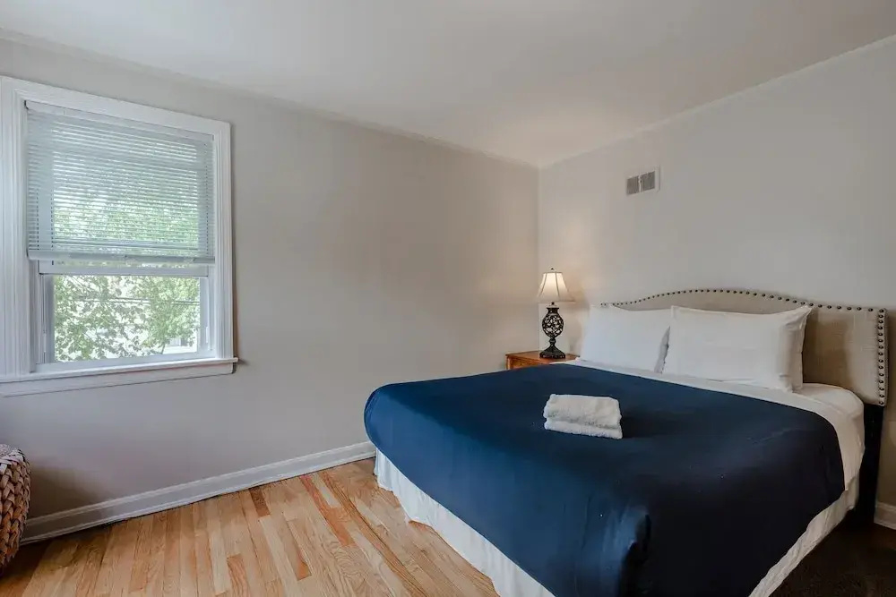 Bright and Charming 2 Bed Apartment in Evanston by AllSet Turnover - фото 5