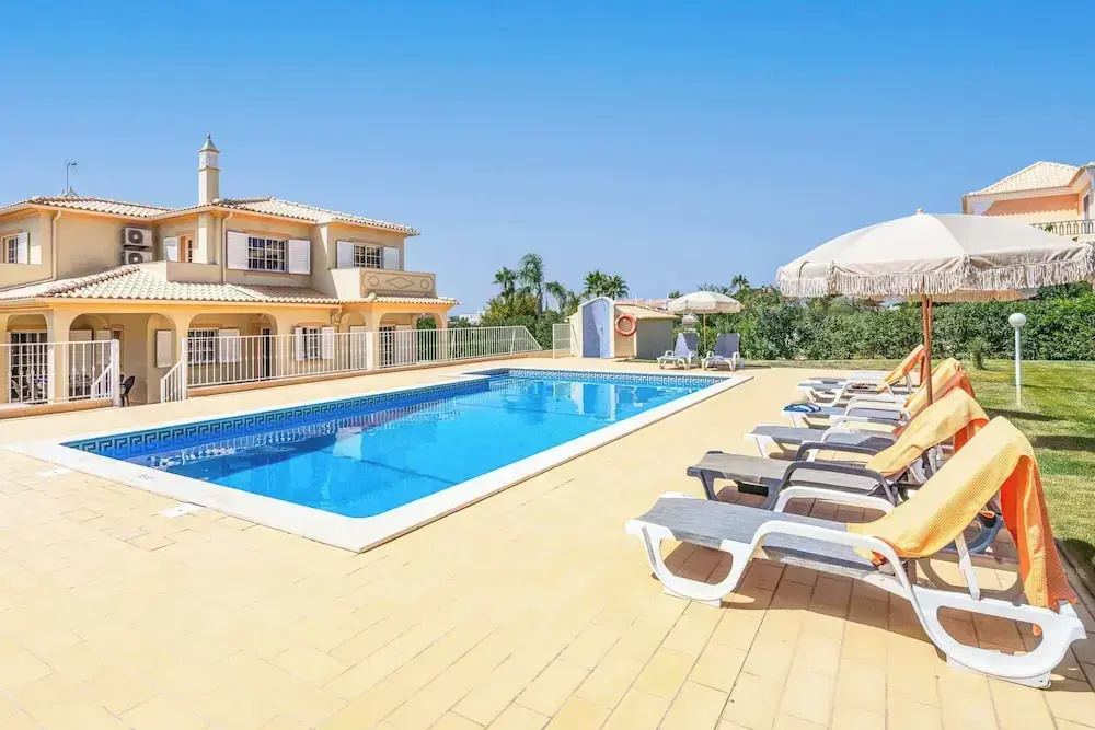 4 Bedrooms Villa