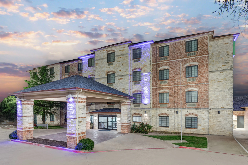 Holiday Inn Express & Suites Granbury by IHG
