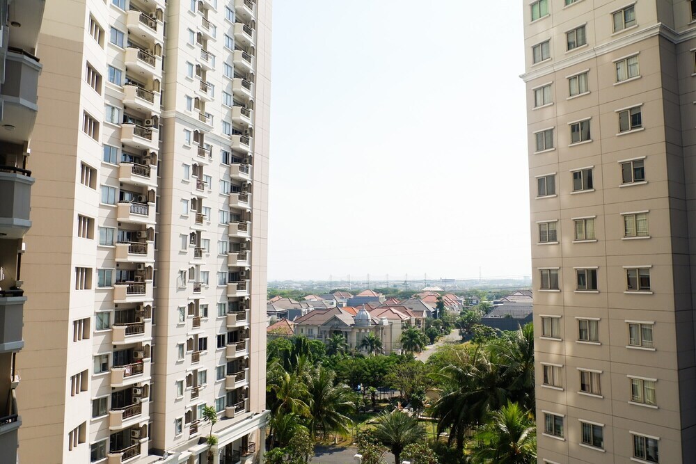 Отель Cozy 2BR at Waterplace Apartment, фото 14