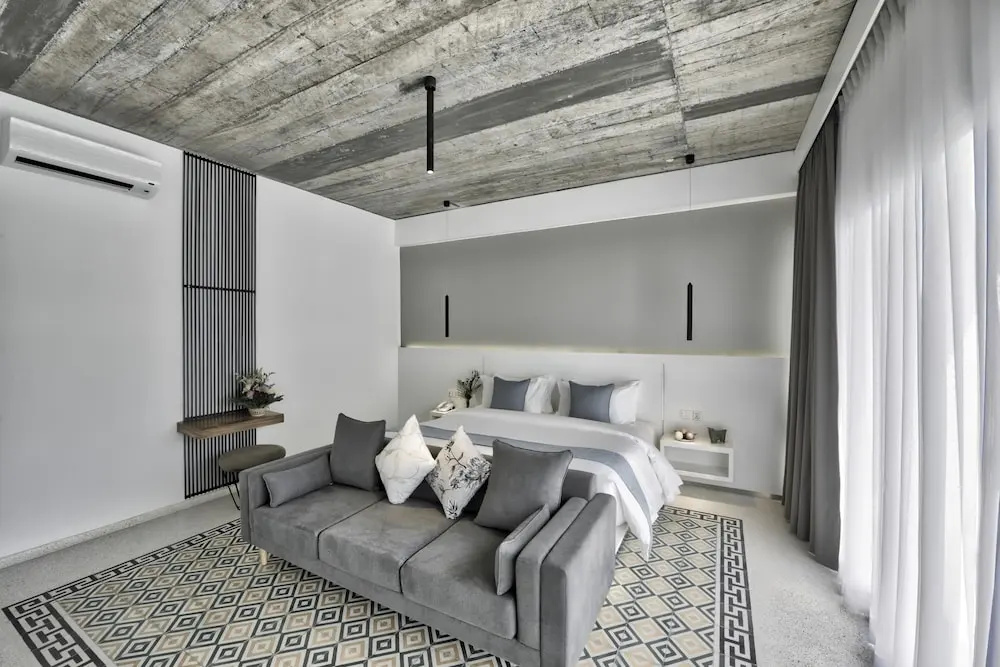 Executive Double Suite with pool view (full double bed)