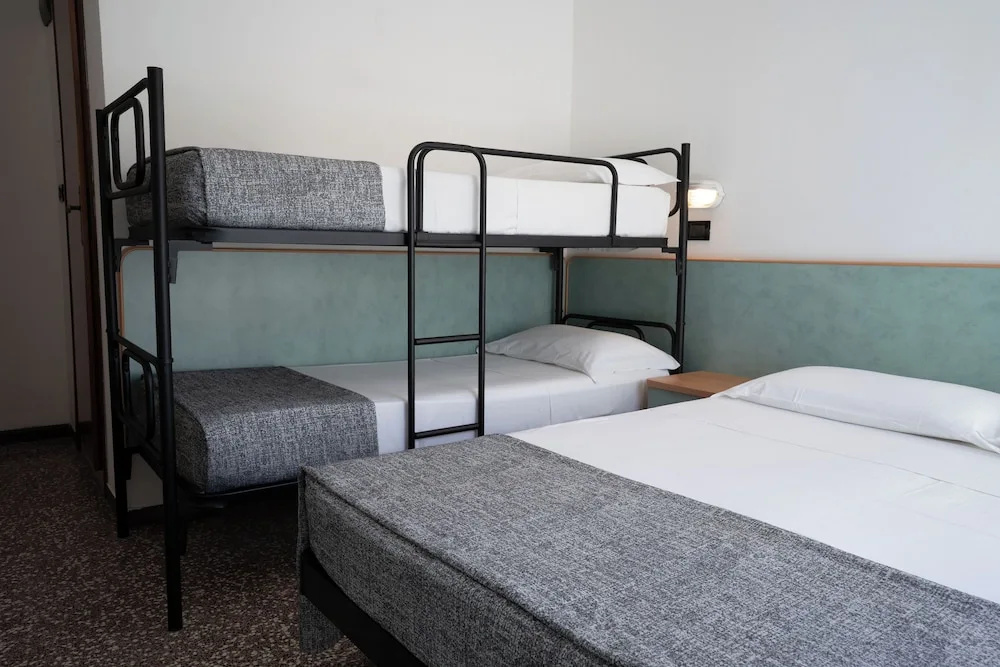 Classic Quadruple room with balcony and with partial sea view