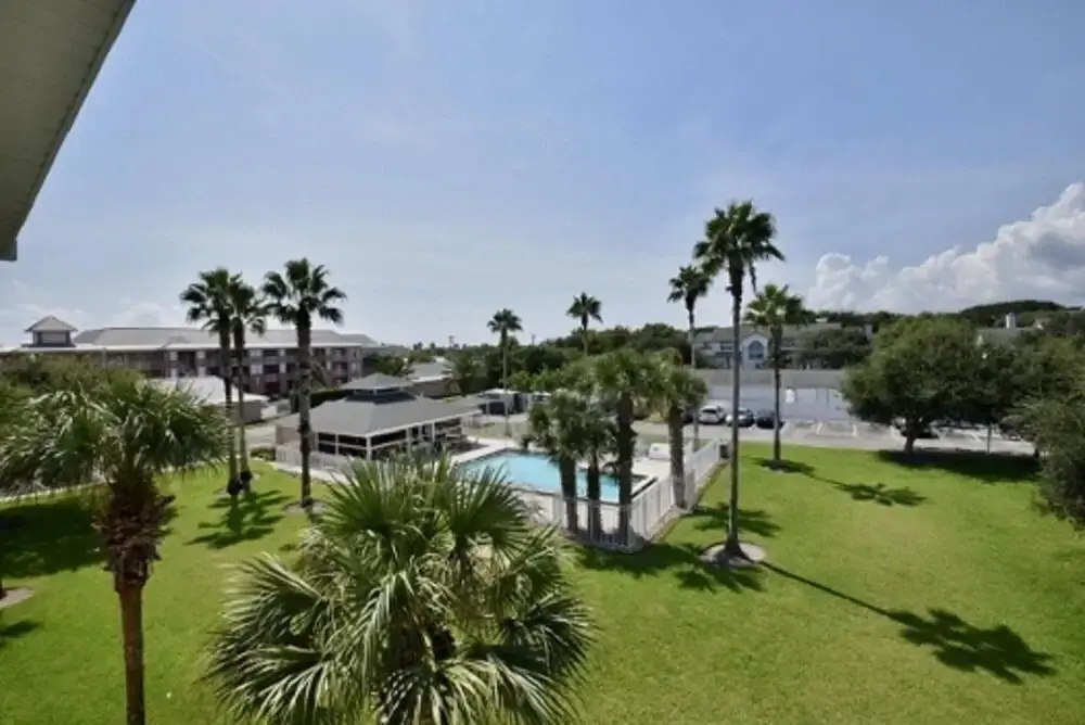 Modern and Beachy Second Floor Walk to Beach