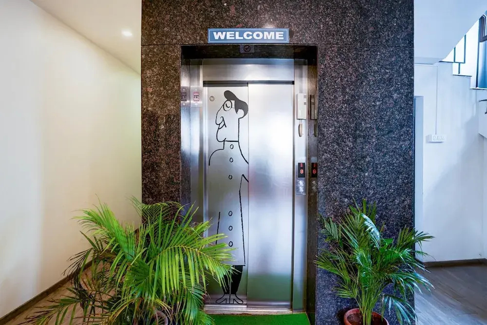 Cozy Stays Near Halasuru Metro Station