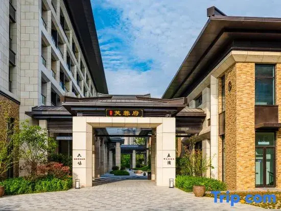 Xuchang Rebecca Furong Resort (Zhengxu Light Rail Furong Lake Station)