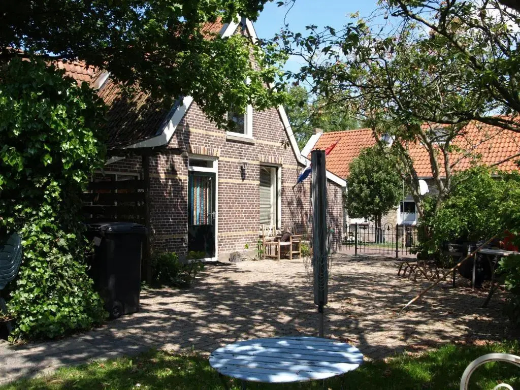 2 Bedrooms Apartment with garden view