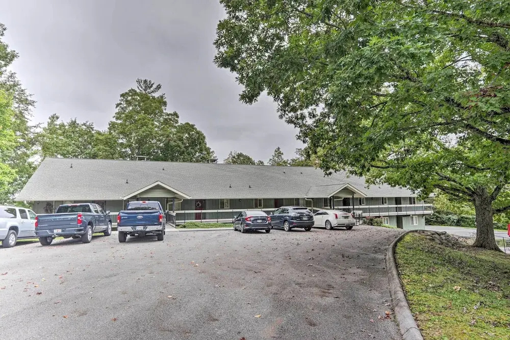 Pigeon Forge Condo w/ Balcony: 5 Mi to Attractions