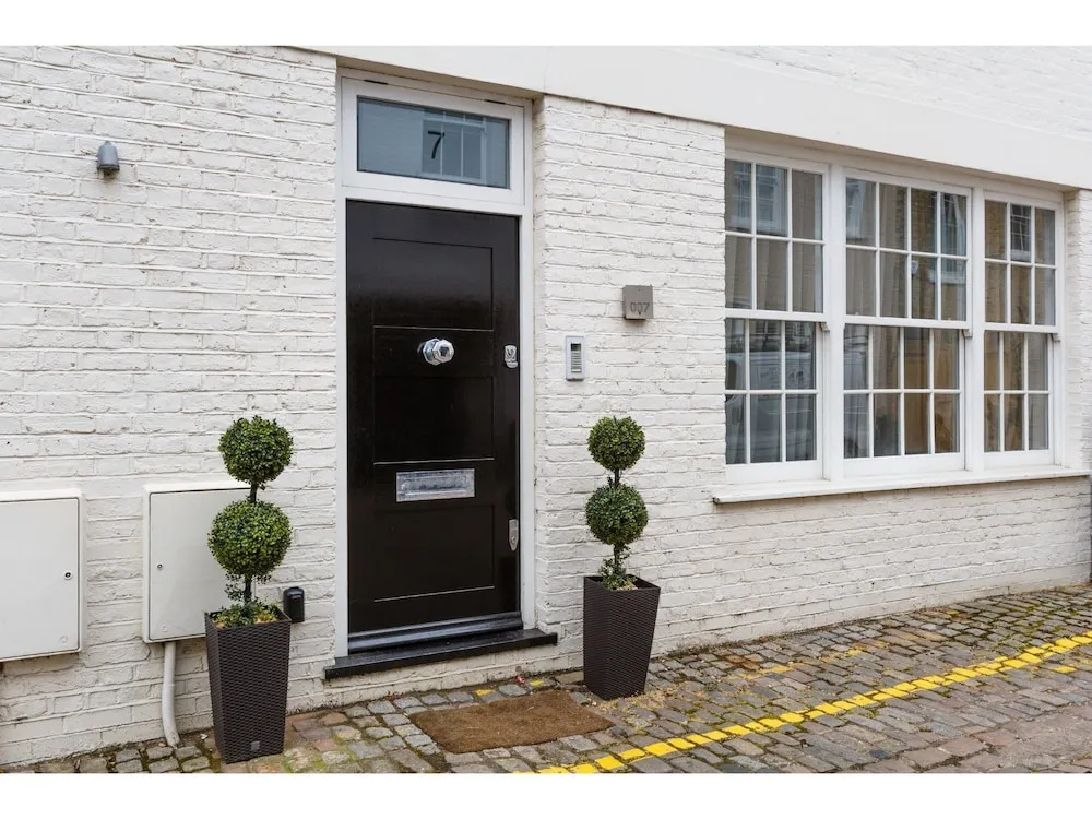 Rare and Gorgeous Hyde Park Mews House Sleeps 8