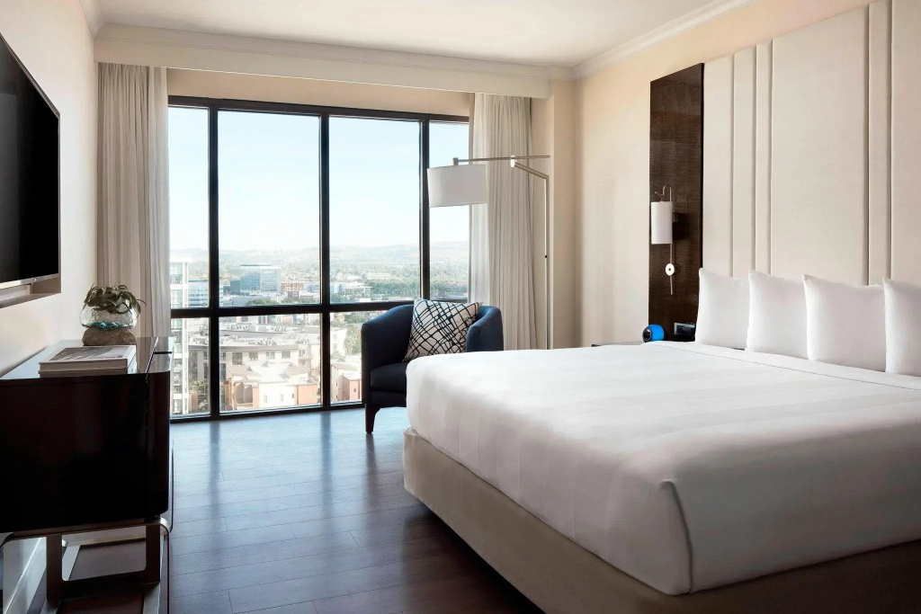 Executive Club Penthouse Suite