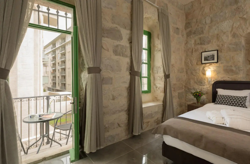 Classic Double room with balcony (full double bed)
