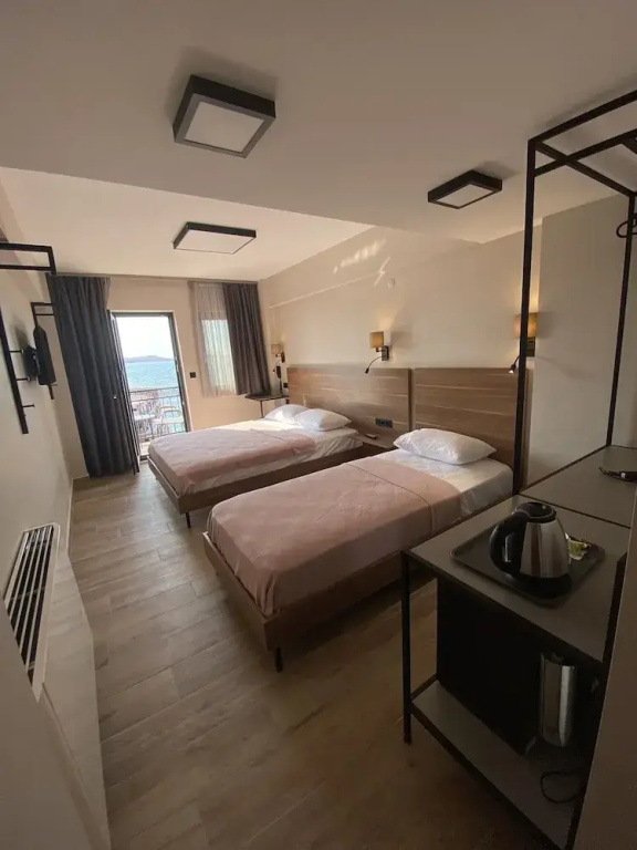 Standard Triple room with sea view
