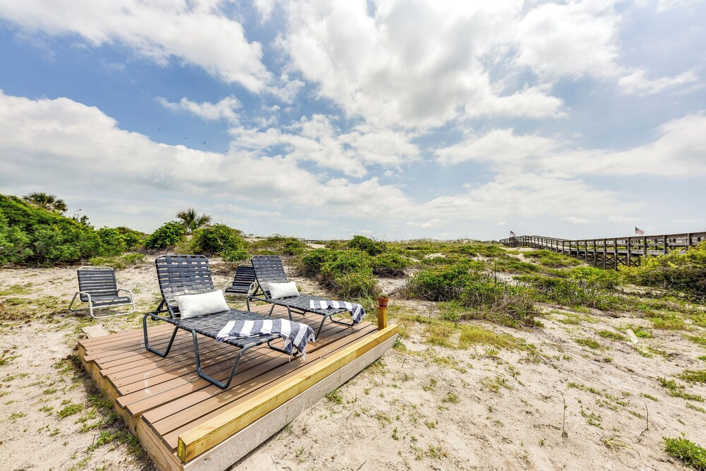 Oceanfront Amelia Island Cottage: Deck & Boardwalk