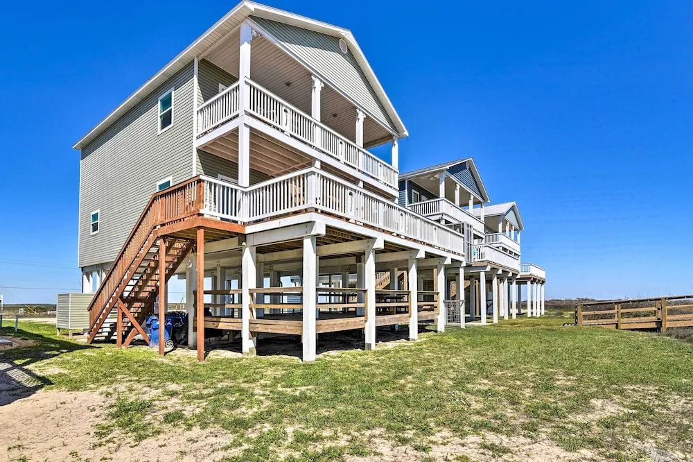 Gulf-view Home w/ Dog Run in Surfside Beach!