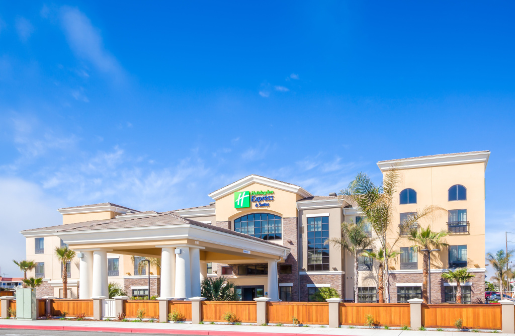 Holiday Inn Express & Suites Eureka by IHG