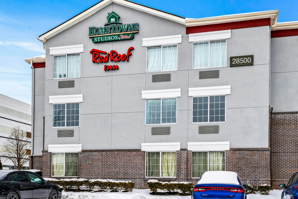 HomeTowne Studios by Red Roof Southfield