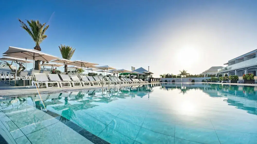 1 Bedroom Apartment with pool view
