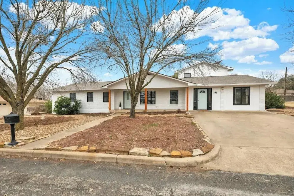 Huge Luxury Home With Hot Tub and Sauna - 2 mi to Dwntn