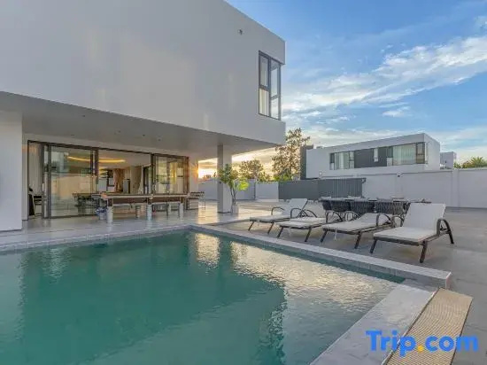 TML-L1 Luxury Villa 6 Rooms 8 Bathrooms (Luxury KTV Room + Pool + Pool Table + Fitness Area)