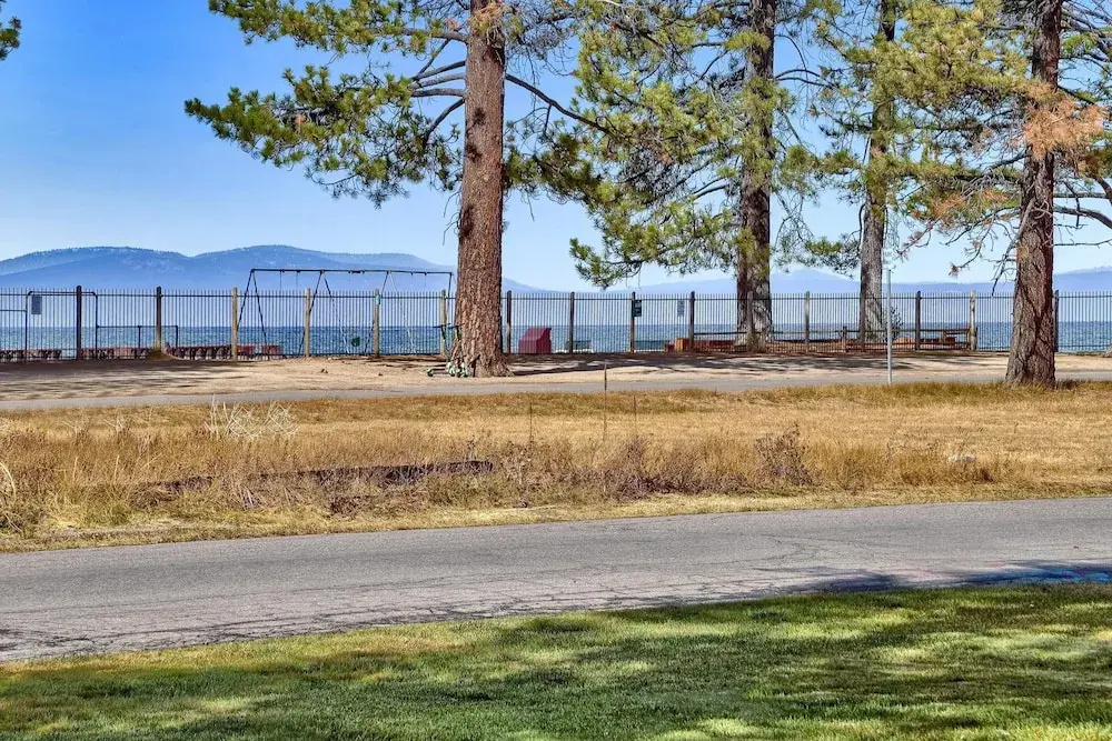 853p Lakeside Beach 4 Bedroom Home