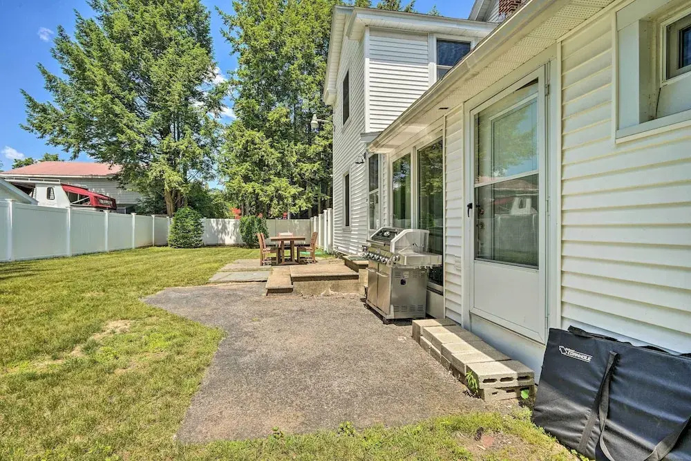 Downtown Retreat w/ Grill, Fire Pit & Wet Bar