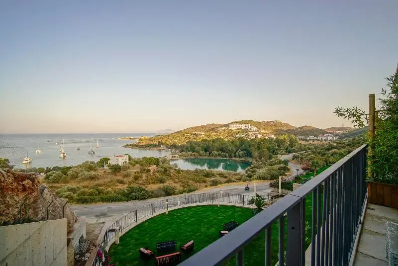 Deluxe Double room with balcony (full double bed)