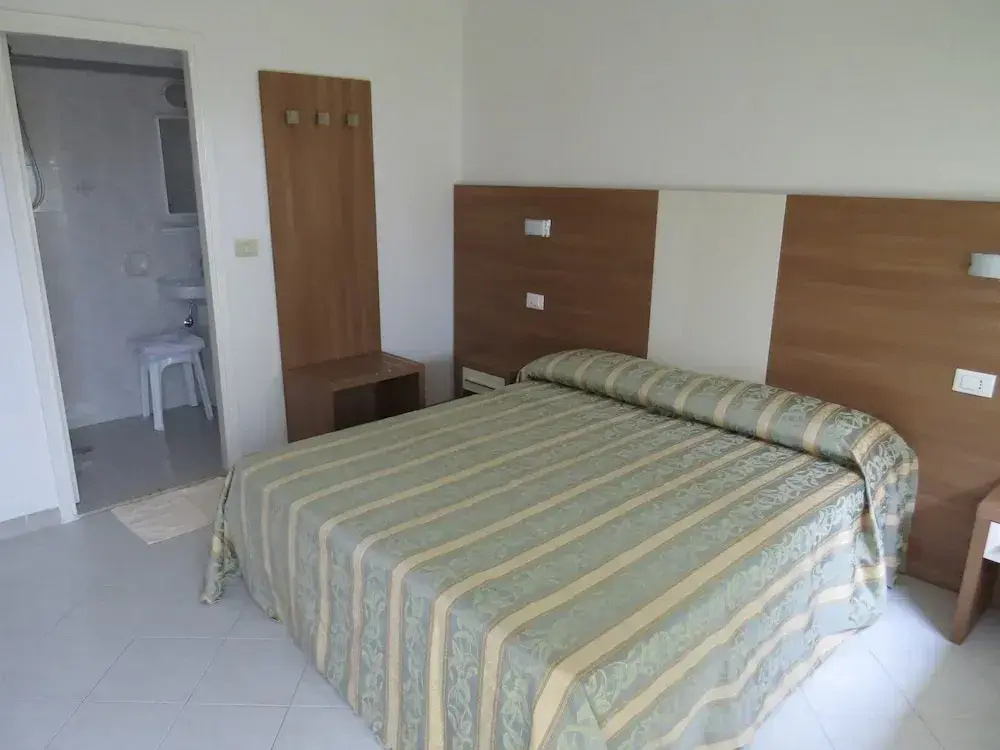 Classic Double room with balcony (full double bed)