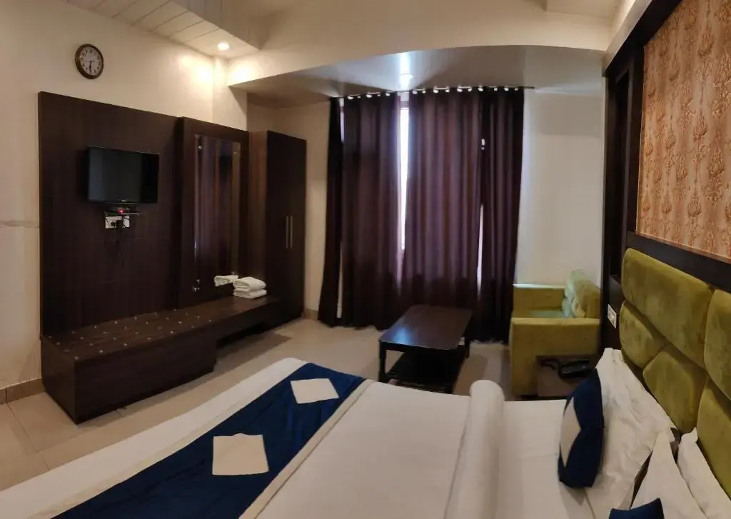 Premium Double room with mountain view (full double bed)