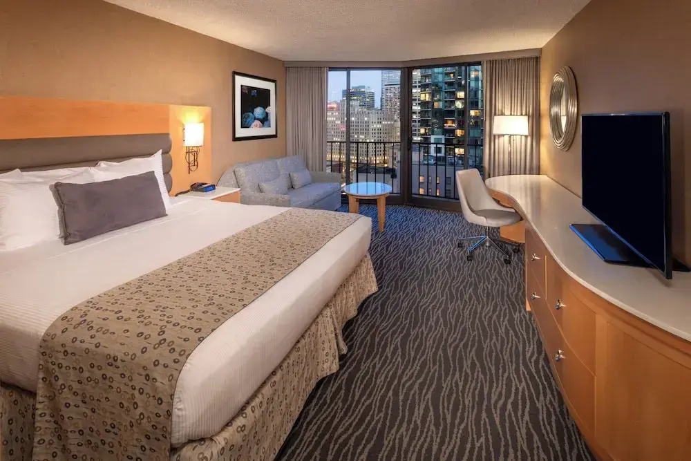 Executive Double room with balcony and with city view (full double bed)