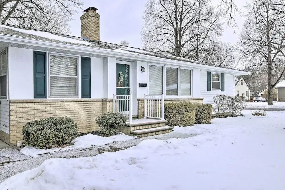 Green Bay Home: 3 Blocks to Lambeau Field!