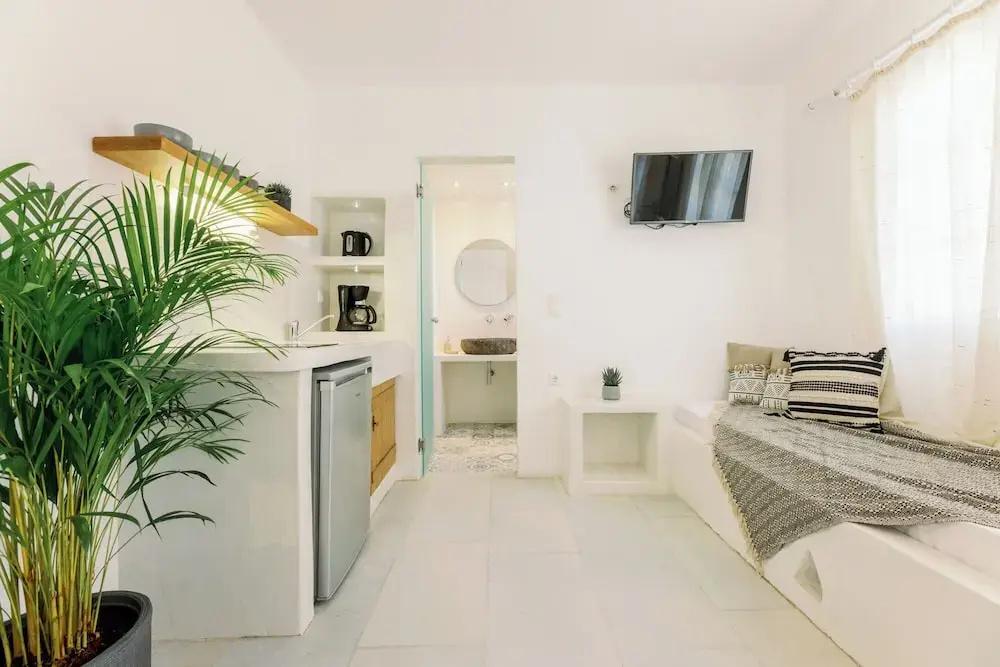 Standard Triple room with balcony and with partial sea view
