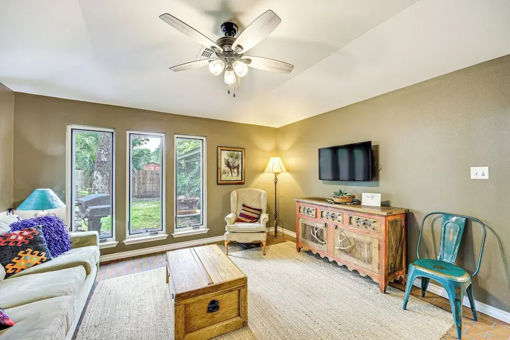 Del Rio Home w/ Large Yard, BBQ + Fireplace! — фото 3