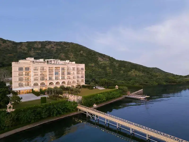 Suite with lake view