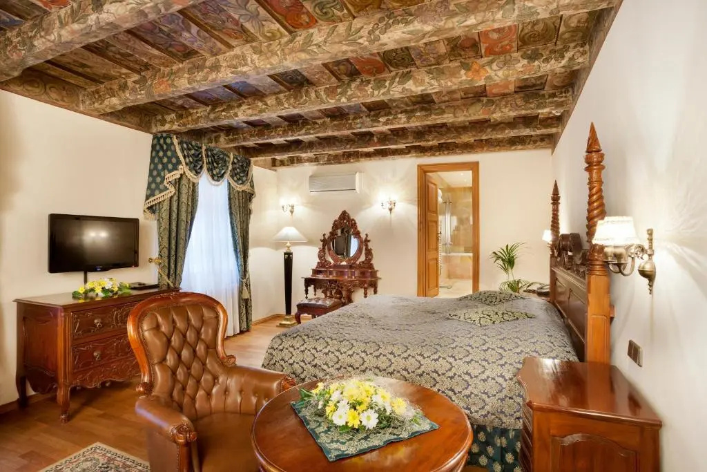 Deluxe Double room (full double bed)