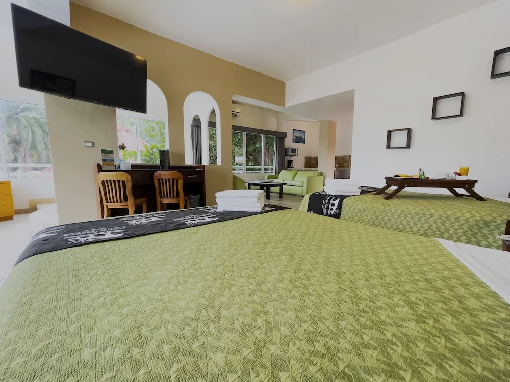 Premium Suite with pool view