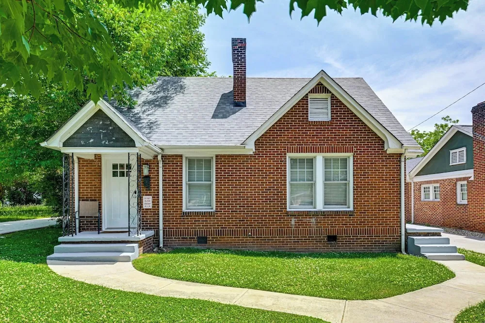 Easy Access to Uptown & Sports! Charlotte Duplex