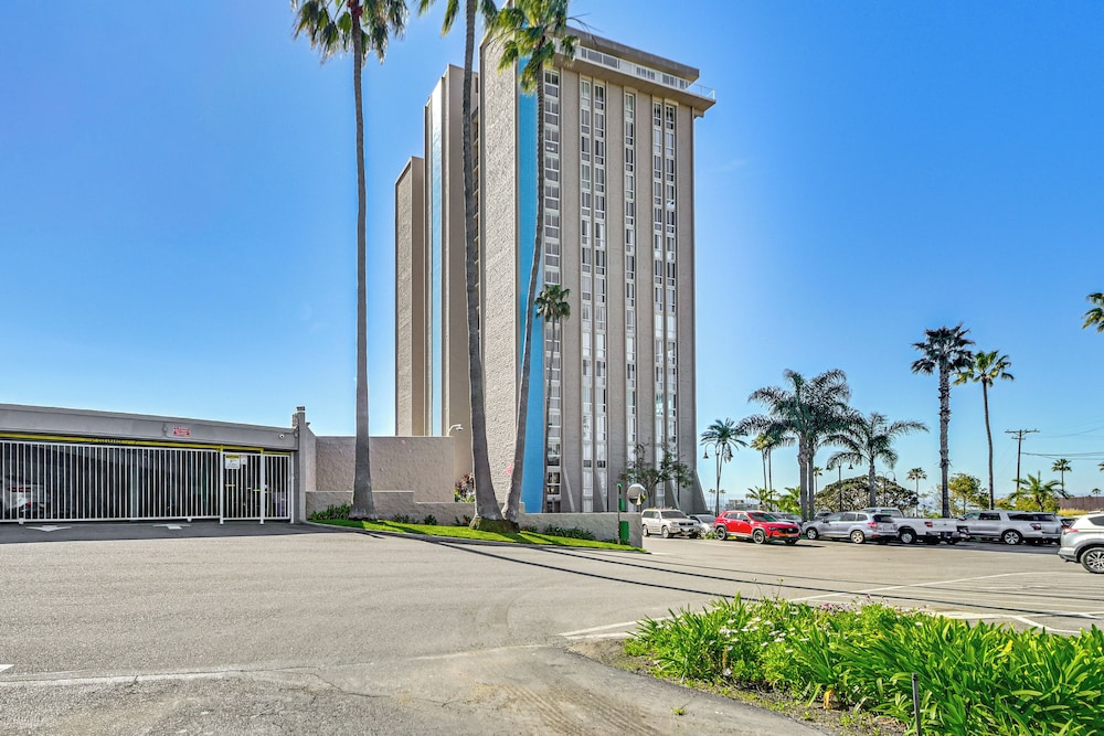 Walk to Beach: Condo w/ Pool Access in Oceanside!