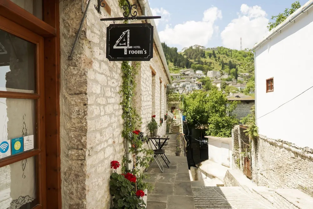 4 Rooms Hotel