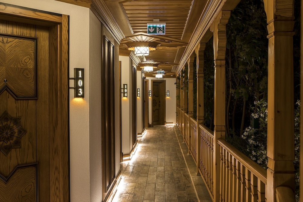 Lobby & Reception