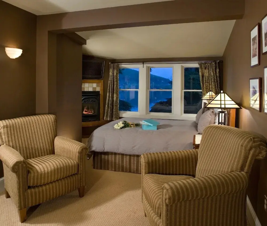 Deluxe Double room with balcony and with lake view (full double bed)